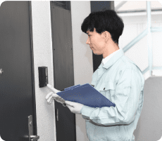 訪問する作業員